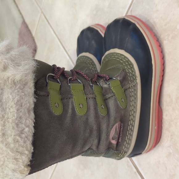 Girls size 2 Sorel winter fur boots, olive green, black and pink - Picture 3 of 11